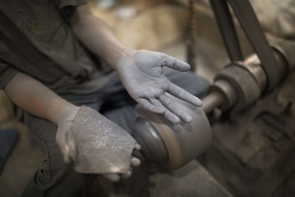 10-letni Tarek dela v tovarni aluminija v Kamrangircharju v Daki.