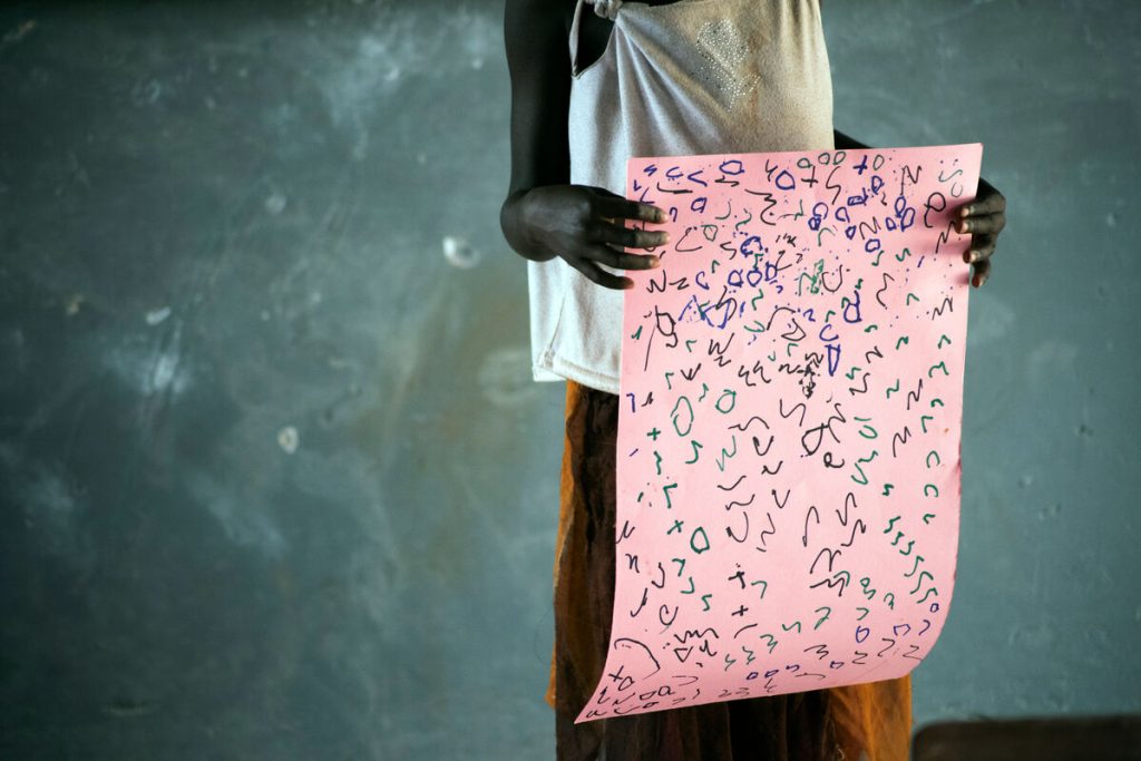 Najstnice, rešene pred pohabljanjem ženskih spolnih organov, obiskujejo pouk v osnovni šoli Kalas Girls, kjer so svoje izkušnje delile z risbami in kratkimi zgodbami.