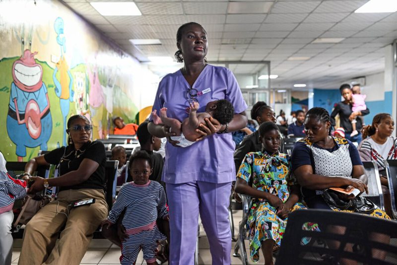 Okeke Stella, 40, babica in mati štirih otrok, 15. julija 2024 v bolnišnici Rivers State University Teaching Hospital v Porthacourtu skrbi za pediatrične paciente in jih uči postopke nege in zdravljenja.