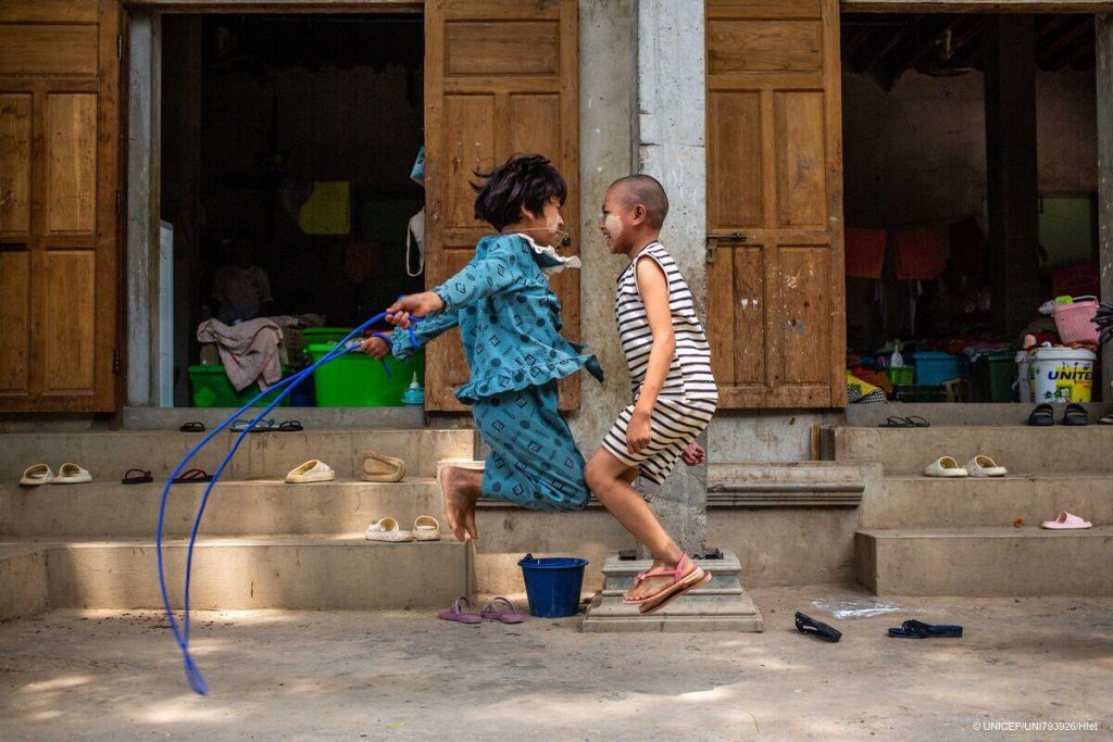 Otroci na šolskem dvorišču skačejo z vrvico med razdeljevanjem kompletov za prosti čas, ki jih je UNICEF Mjanmar podaril otrokom, prizadetim v potresu.