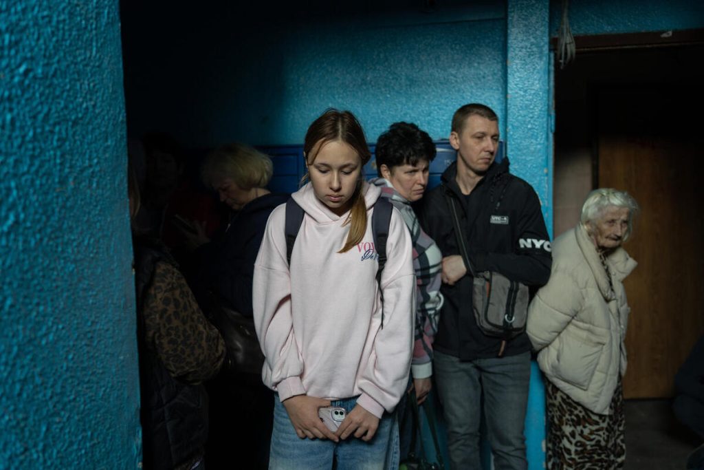 13-letna Valeriia zapušča zaklonišče v sosednji občinski stavbi, potem ko je tam preživela noč skupaj s svojo mamo Viktoriio med množičnim nočnim raketnim in dronovskim napadom na Kijev.