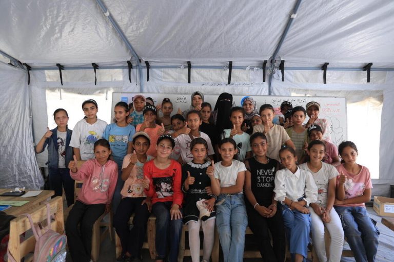 Razred iz Gaze v UNICEF-ovem otrokom prijaznem prostoru.