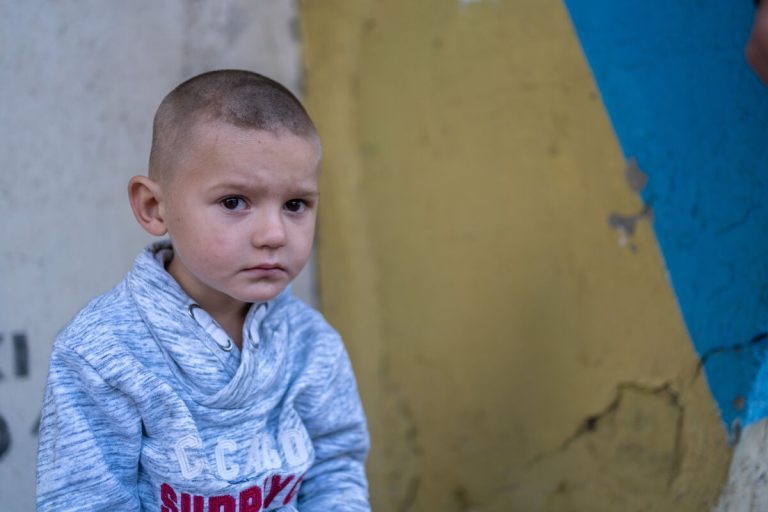 3-letni Mykyta iz Ukrajine gleda v kamero.