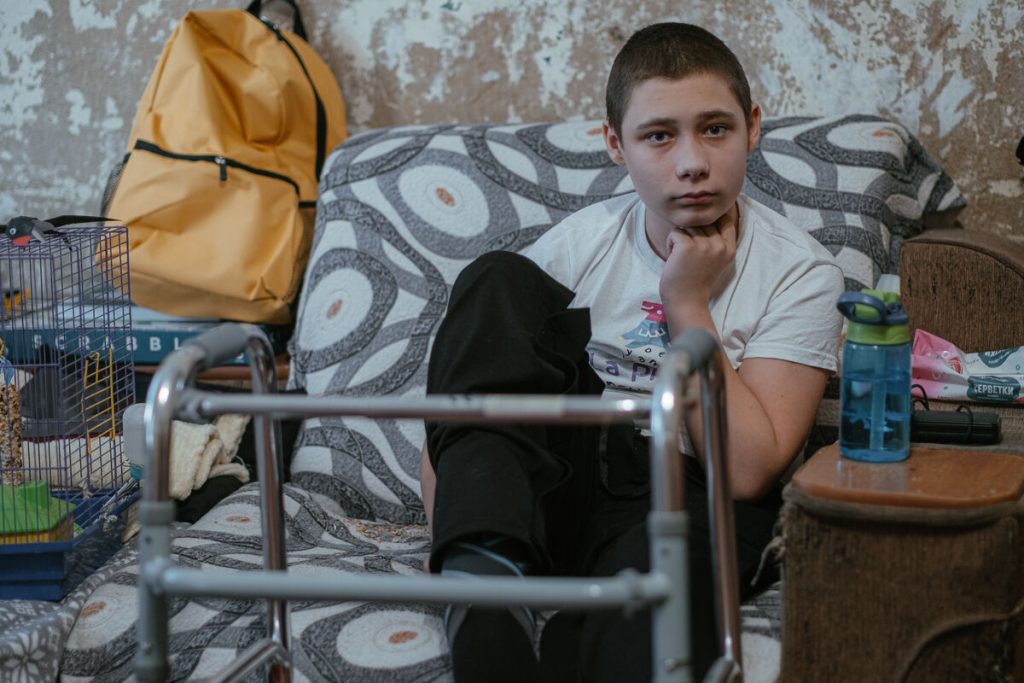 13-letni Nazar sedi na družinskem kavču, ob njem pa stoji njegov hodnik. Nazar, ki se je poškodoval zaradi neeksplodiranega eksplozivnega sredstva, ko se je s prijateljem sprehajal po svoji vasi v vzhodni Ukrajini, se po delni amputaciji desnega stopala podaja na dolgo pot telesnega in čustvenega okrevanja.