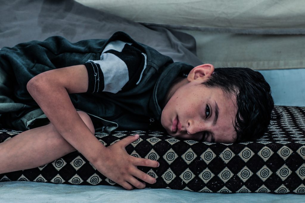 7-letni Mohammad iz Gaze bolan leži na ležišču.