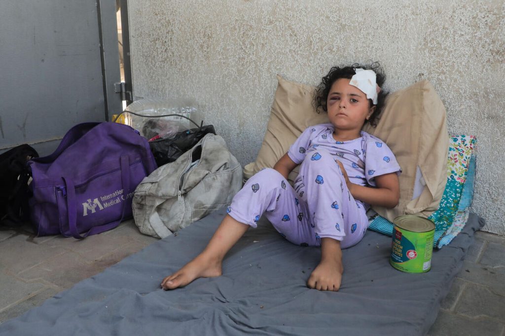 Mariam je bila 14. septembra 2025 ranjena v mestu Gaza. Ranjena leži na blazini.