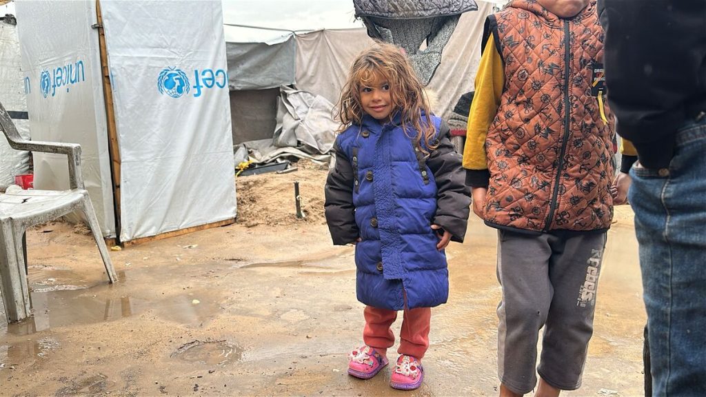 Deklica v novi topli zimski jakni.