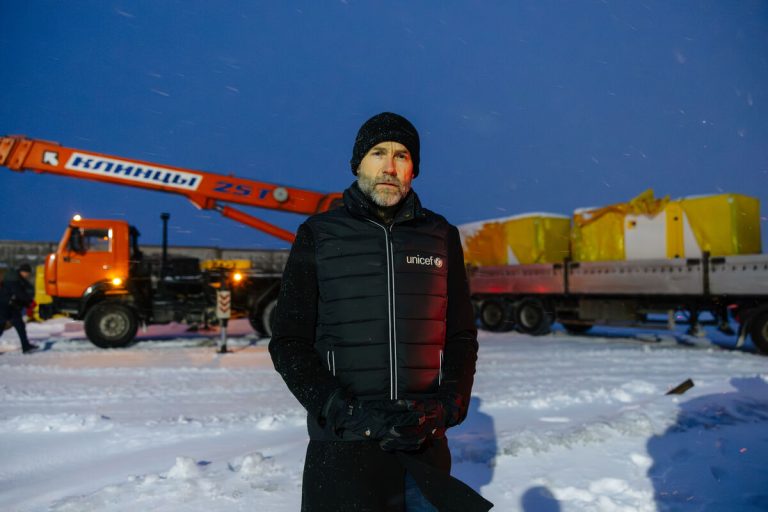 Toby Fricker, vodja oddelka za zagovorništvo in komunikacijo pri UNICEF-u v Ukrajini, stoji na logističnem območju v Kijevu.