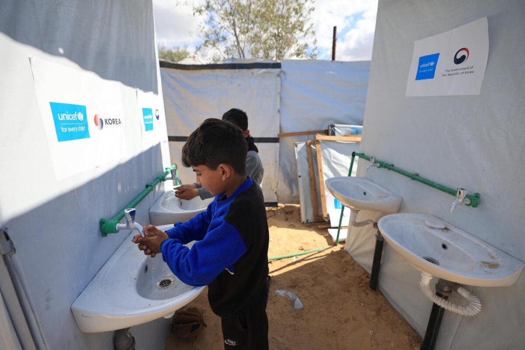 Dečki iz Gaze si umivajo roke v UNICEF-ovih šotorih.