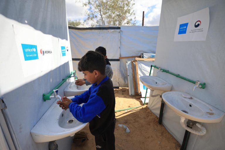 Dečki iz Gaze si umivajo roke v UNICEF-ovih šotorih.