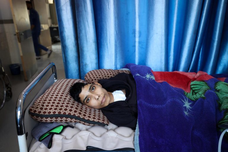 Mahmoud iz Gaze je bil ustreljen v glavo, ko je poskušal priskrbeti hrano za svojo družino. Mahmoud je zdaj paraliziran in za preživetje nujno potrebuje medicinsko evakuacijo.