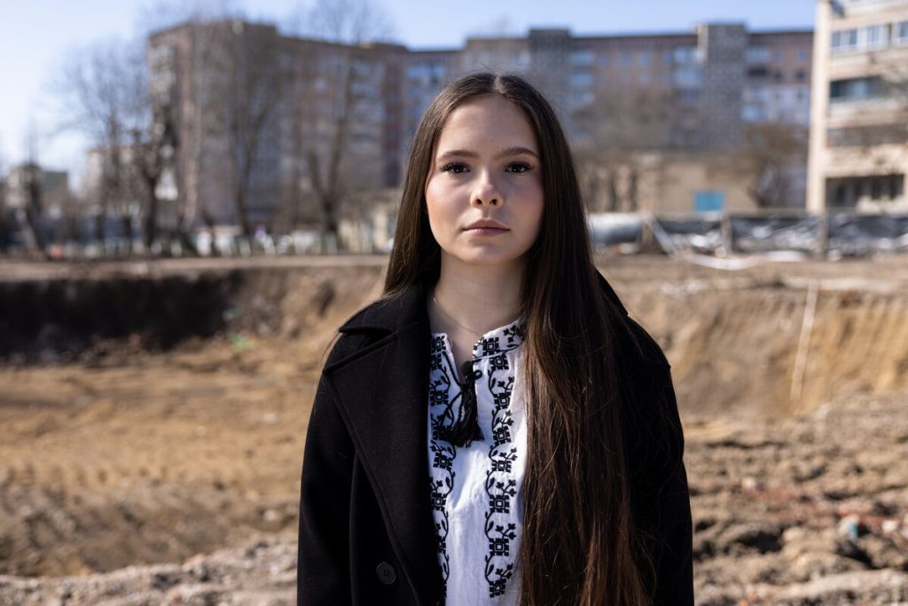 17-letna Anastasia stoji ob izkopu, ki je ostal po rušenju stanovanjskega bloka v Ternopilu, ki ga je zadela raketa.