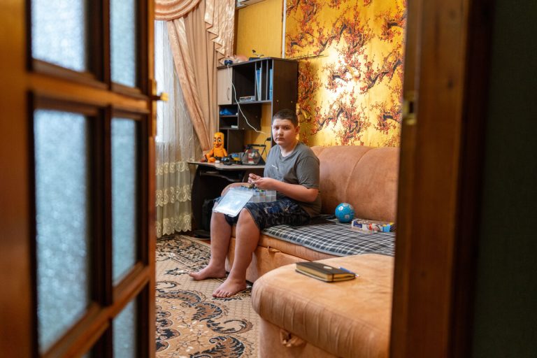 12-letni Akhar sedi doma v Harkovu, kjer si opomoreva po poškodbah, ki jih je utrpel v eksploziji granate v svoji domači vasi v okrožju Kupjansk.