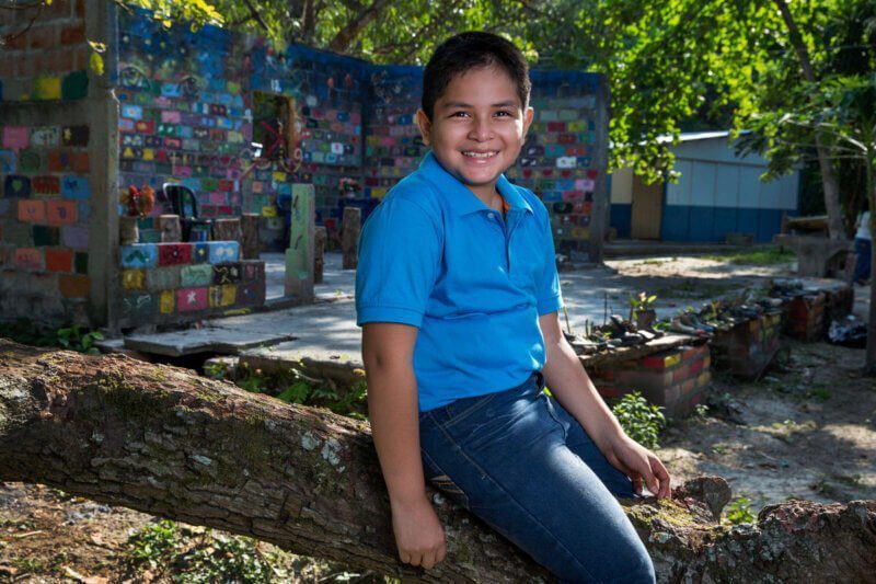 Nasmejan deček v modri majici