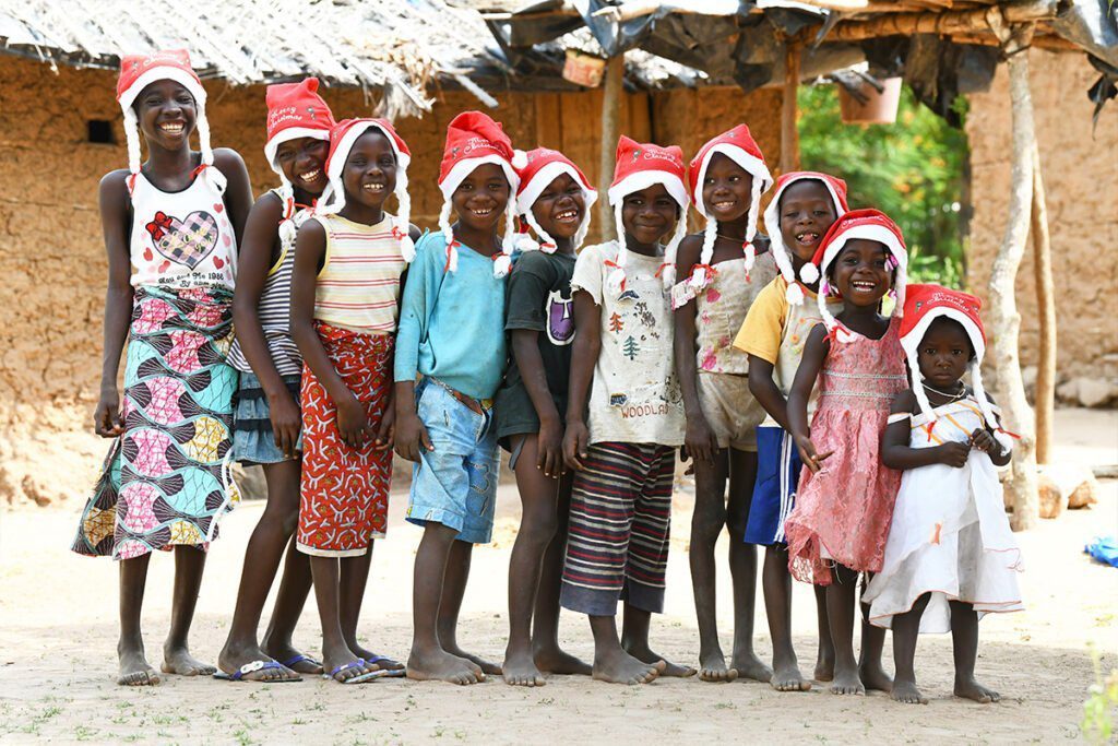 Otroci z božičnimi kapami