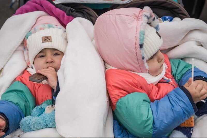 Dve deklici v otroškem vozičku