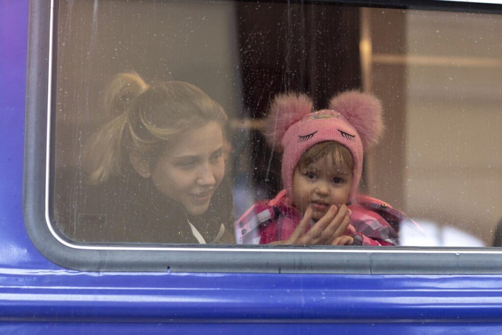 Mama in deklica na vlaku