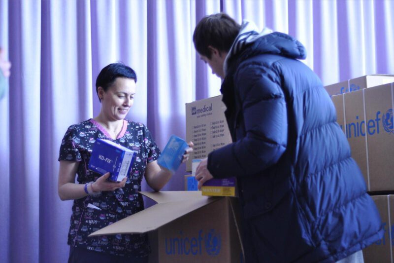 Osebje bolnišnice odpira paket medicinskih pripomočkov, ki jih je zagotovil UNICEF