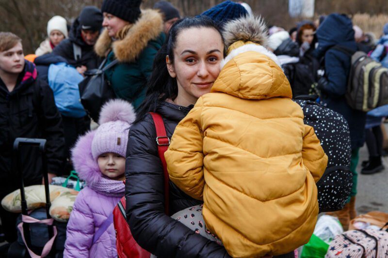 Mama iz Ukrajine z otrokom v naročju.