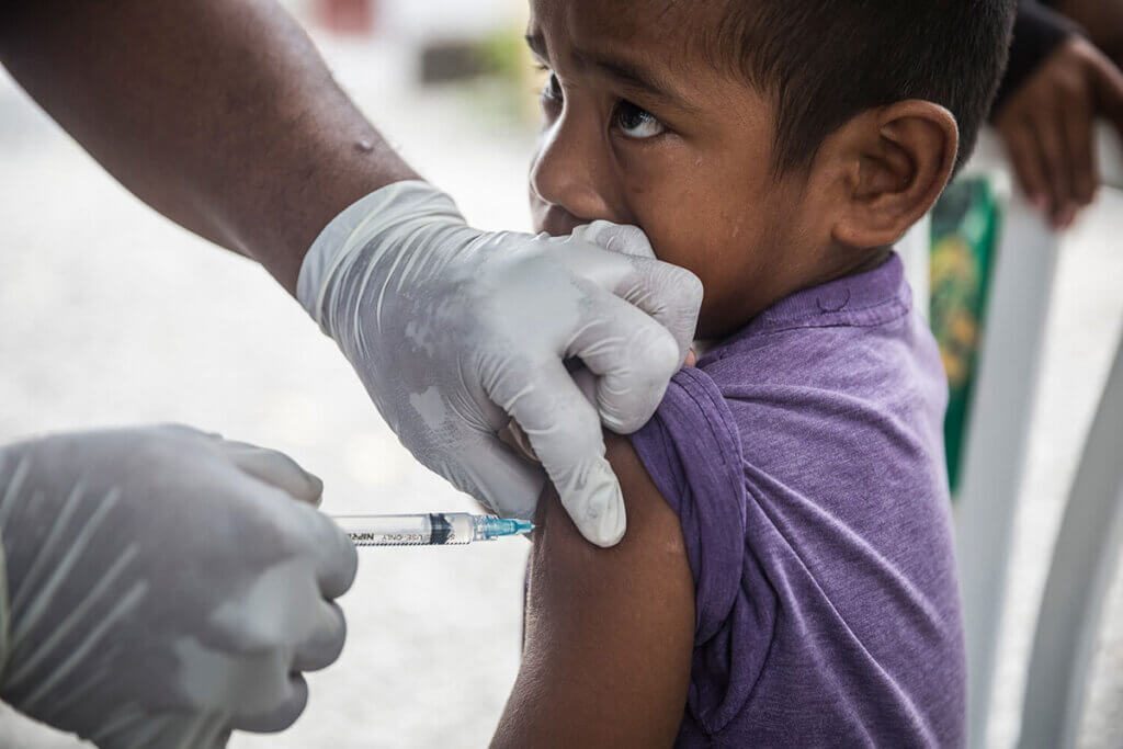 Deček, ki prejema cepivo
