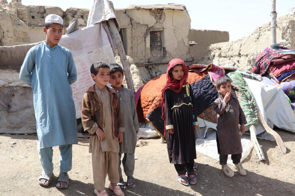 Otroci pred hišo, ki jo je uničil potres
