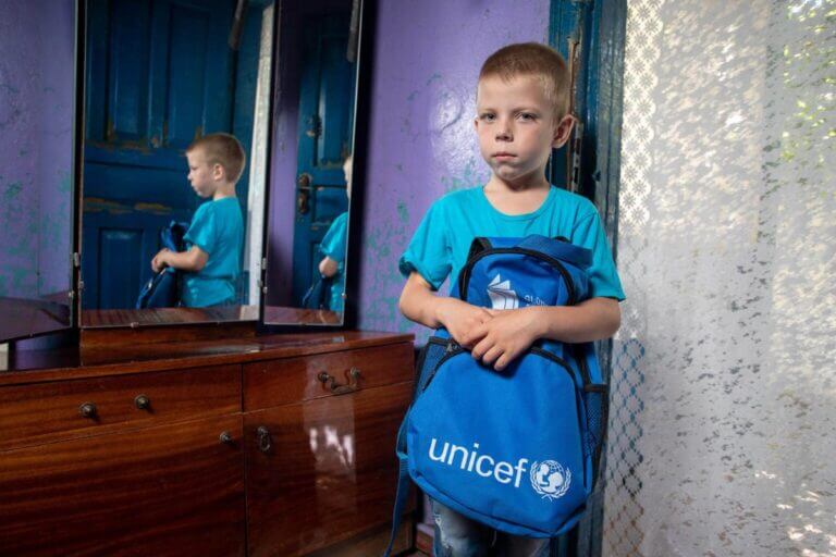 Deček s torbo z napisom UNICEF
