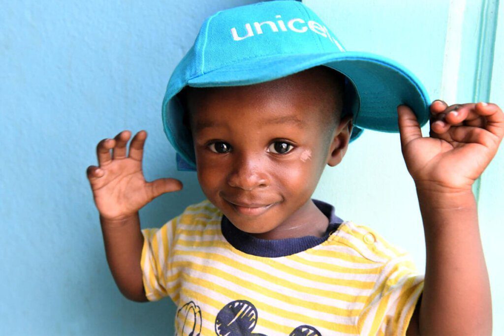 Deček z modro kapo z napisom UNICEF