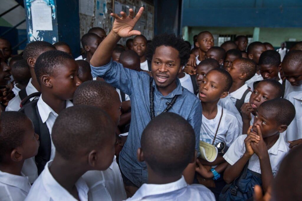 Ishmael Beah leta 2016 med obiskom šole, ki jo je obiskoval kot otrok, v Freetownu v Sierra Leone.