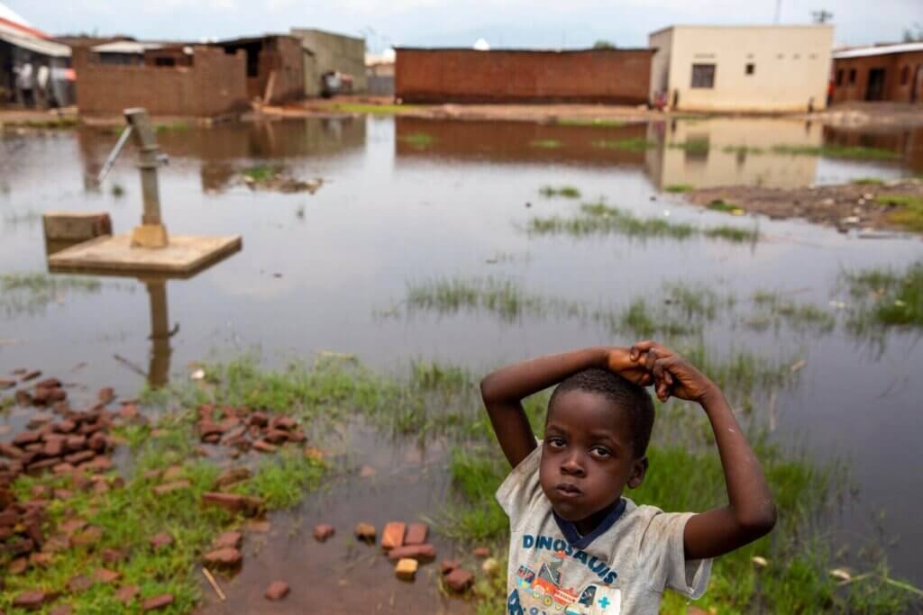 Deček ob poplavni vodi