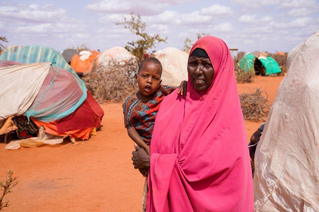 Mama z otrokom v naročju v taborišču za notranje razseljene ljudi
