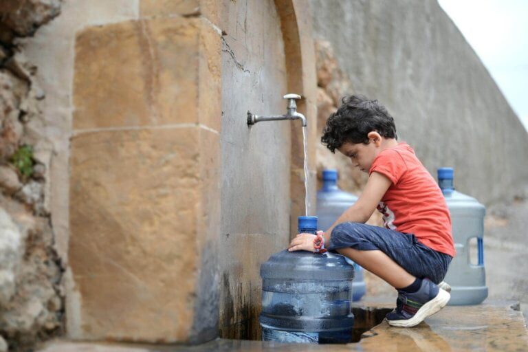 Deček, ki nataka vodo.