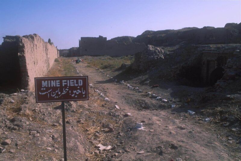 Tabla z napisom "mine field"