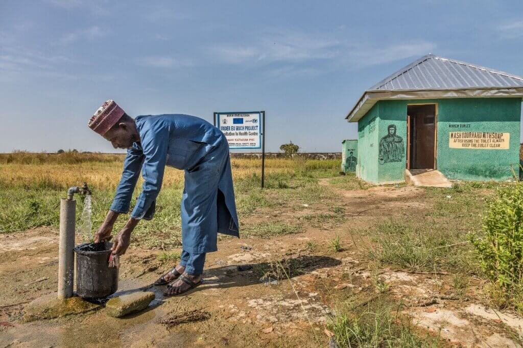 Osebje v zdravstvenem centru v Liman Katagumu v zvezni državi Bauchi v Nigeriji uporablja vodo iz vrtine, upravljane s pomočjo sončnih celic. Investicijo sta zagotovila UNICEF in EU.