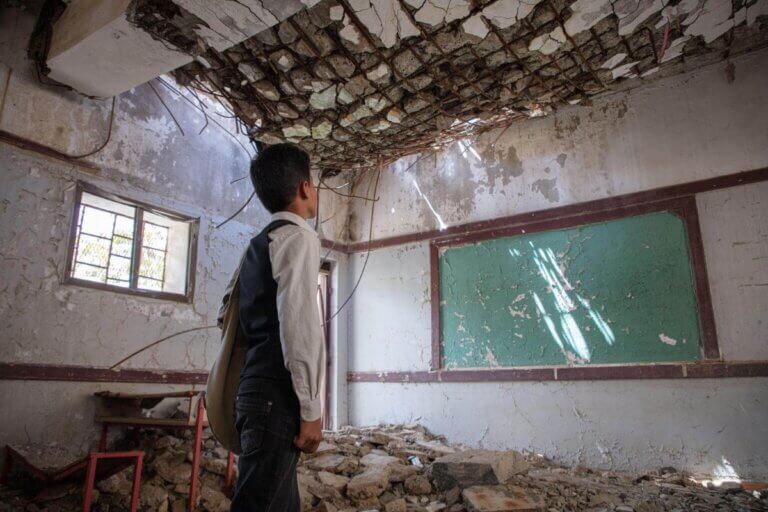 Deček gleda v strop svoje učilnice v šoli