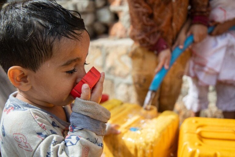 Otrok pije vodo, ki je bila priskrbljena s pomočjo novih generatorjev