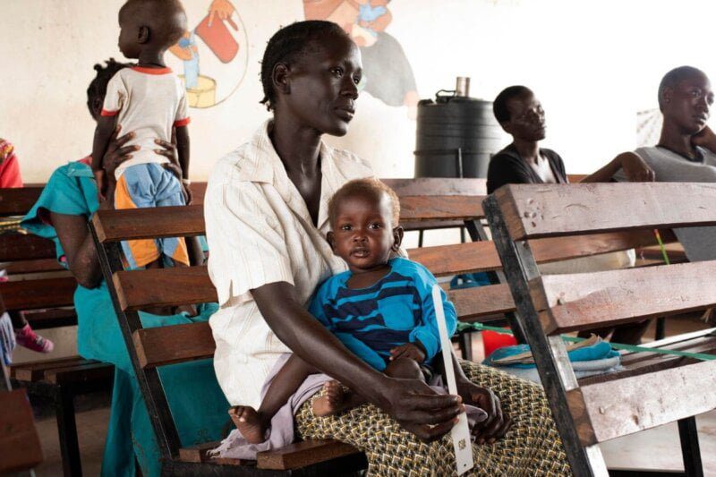 Mama s hčerko v naročju.