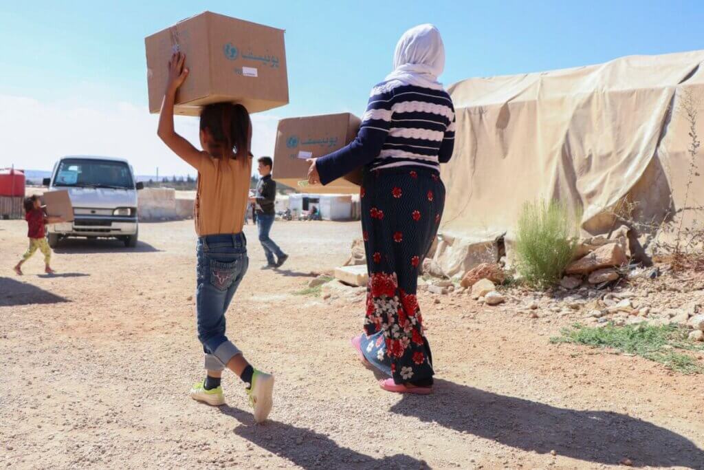 Mati in hči neseta UNICEF-ove pakete