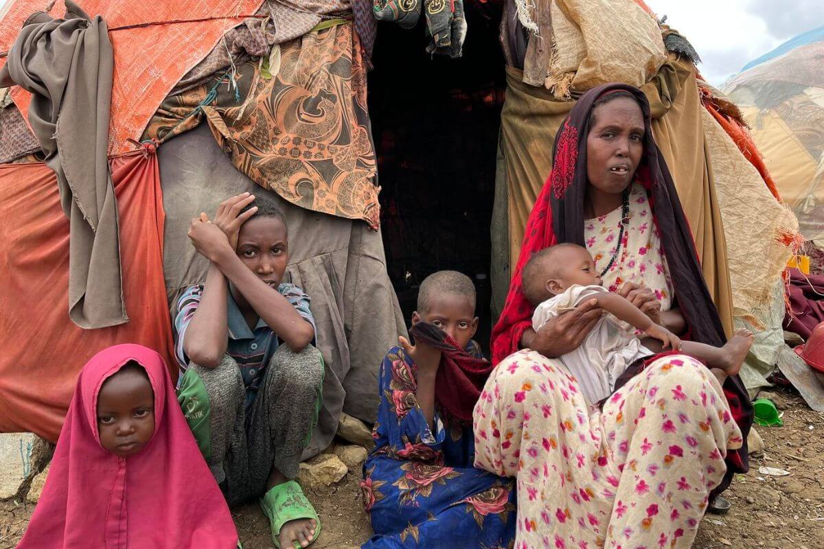 Fatuma Mohamed Omar in njeni otroci pred njihovim šotorom.