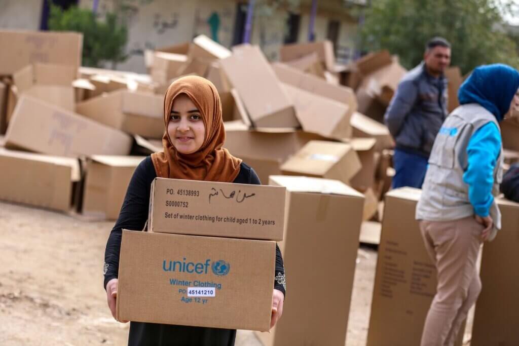 Deklica drži UNICEF-ove pakete