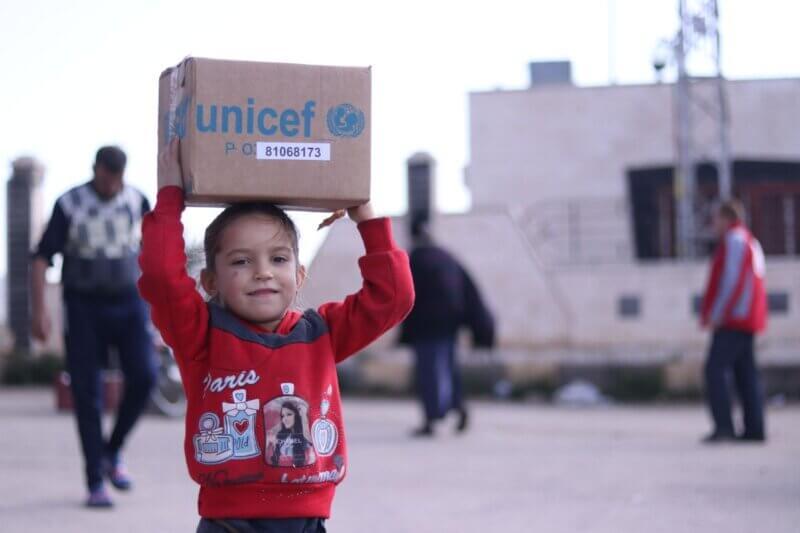 Fant nad glavo nese UNICEF-ov paket