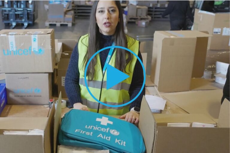 Potrebe otrok in družin, ki sta jih prizadela uničujoča potresa na sirsko-turški meji, naraščajo. Na tisoče otrok je ostalo brez doma in nujno potrebujejo zatočišče, medicinske pripomočke, hrano, čisto pitno vodo in higienske pripomočke. Šteje vsaka sekunda. UNICEF že dostavlja življenjsko pomembno pomoč. Z vašo podporo pa lahko dosežemo še več ljudi v stiski. Pomagajte otrokom, da preživijo - DONIRAJ ZDAJ.