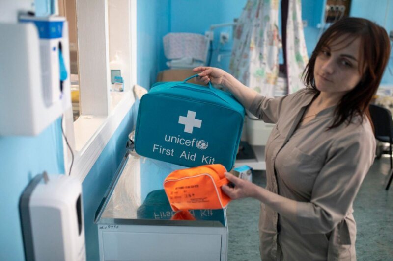 Medicinska sestra drži UNICEF-ov paket prve pomoči.