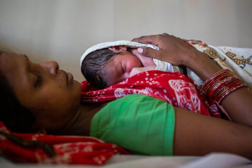 22-letna ženska tik po porodu v porodnišnici v Kaiserganju, v indijski zvezni državi Uttar Pradesh