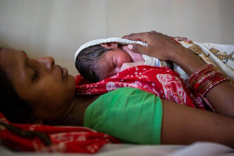 22-letna ženska tik po porodu v porodnišnici v Kaiserganju, v indijski zvezni državi Uttar Pradesh