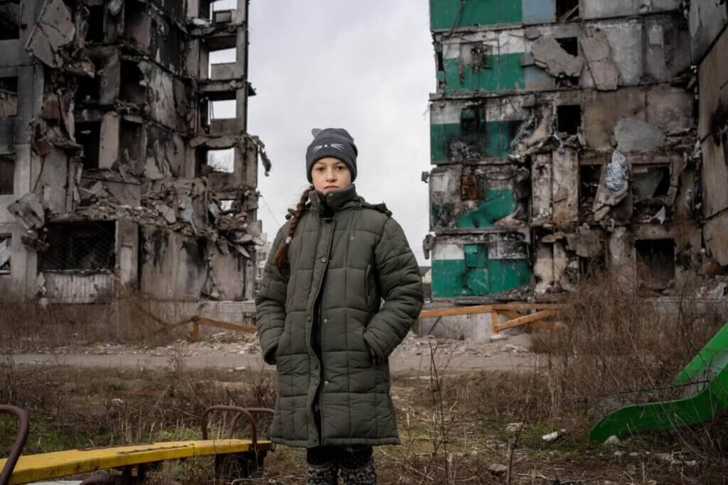 10-letna Veronica pred ruševinami v centru mesta Borodjanka.
