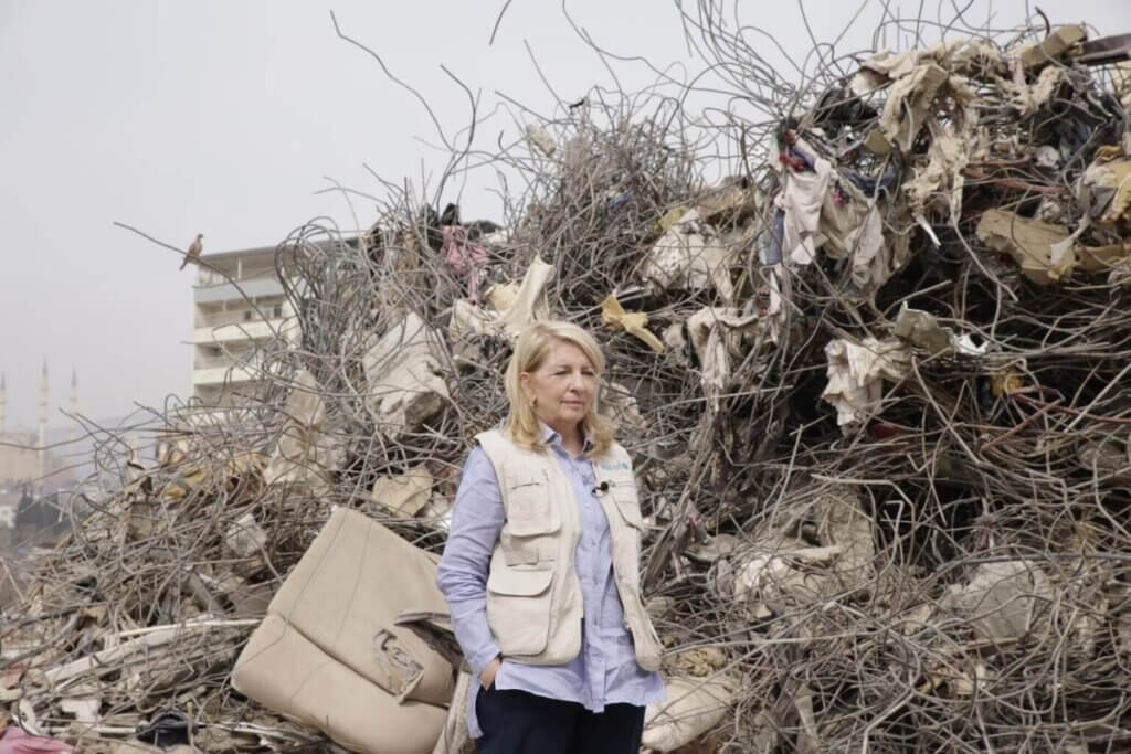 UNICEF-ova izvršna direktorica, Catherine Russell, med ruševinami v Kahramanmarasu.