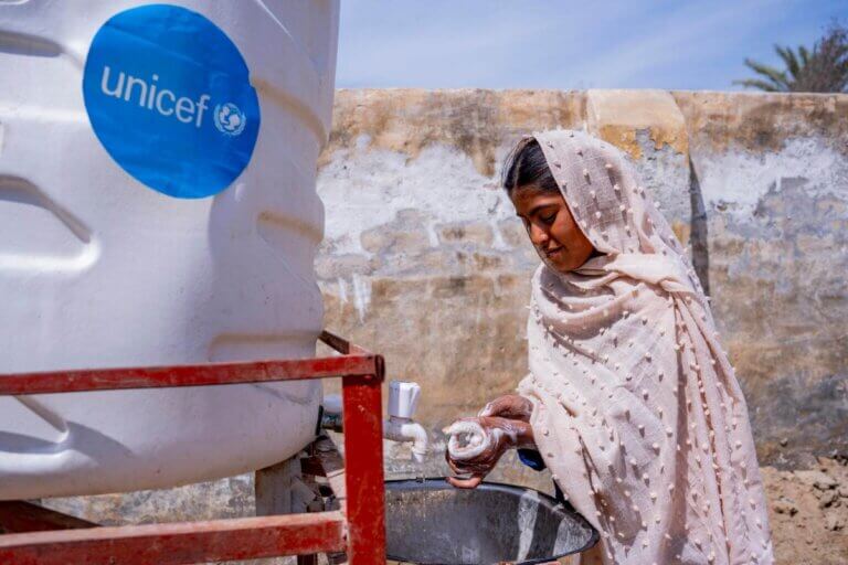 Deklica med umivanjem rok na eni od postaj s čisto vodo in milom, v vasi Mehar Veesar, na območju, ki so ga prizadele poplave.