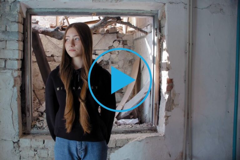 »Tu je veliko spominov in zdi se, da smo ostali brez teh trenutkov s prijatelji. Upam, da bo moja šola obnovljena,« pravi Anastazija iz Ukrajine.