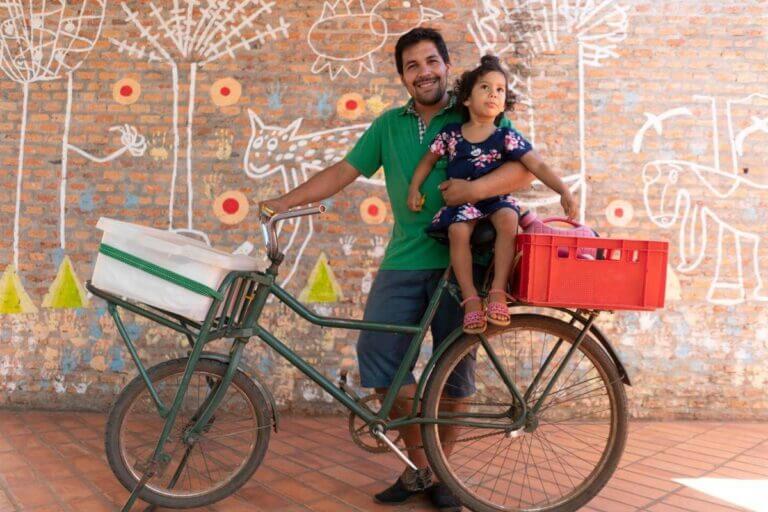 hči in oče med vožnjo s kolesom