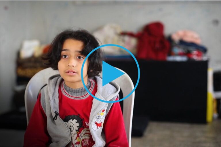 Deklici Sabah so po katastrofalnih potresih v Siriji ostala samo oblačila, ki jih je nosila. Z družino je našla zatočišče v zaklonišču.